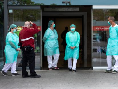 Médicos a las puertas del hospital La Fe de Valencia durante la crisis del Covid-19.