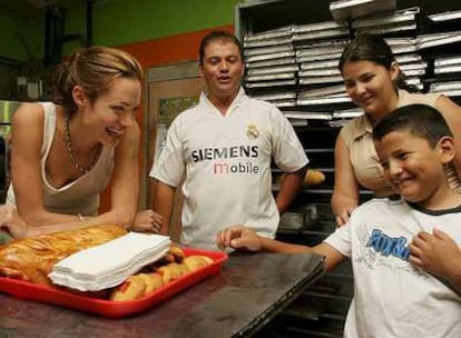 Angelina Jolie charla con algunos refugiados colombianos en San José de Costa Rica.