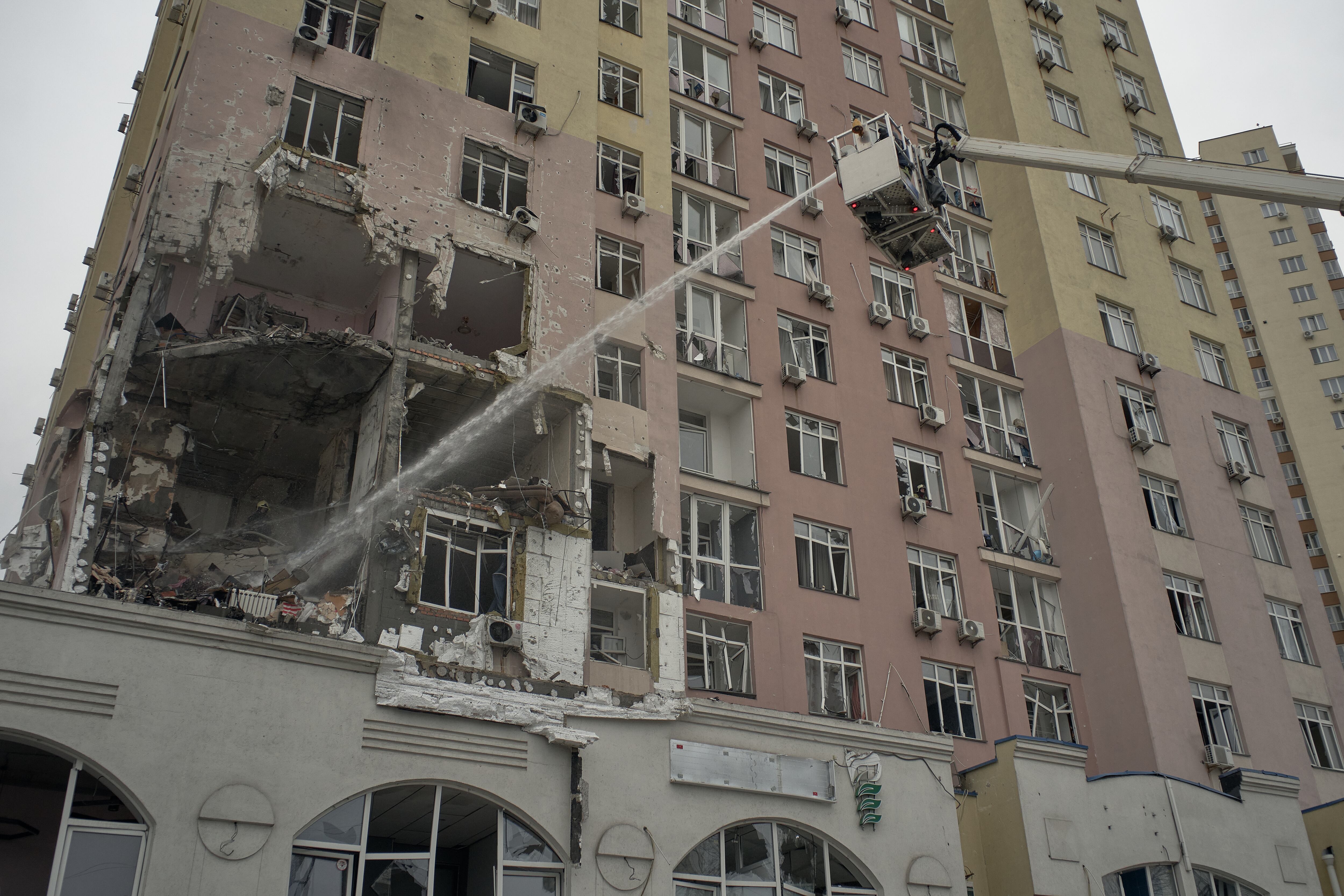 Rusia lanza un gran bombardeo sobre Kiev antes de la reunión entre Trump y Zelenski - El País - Международные