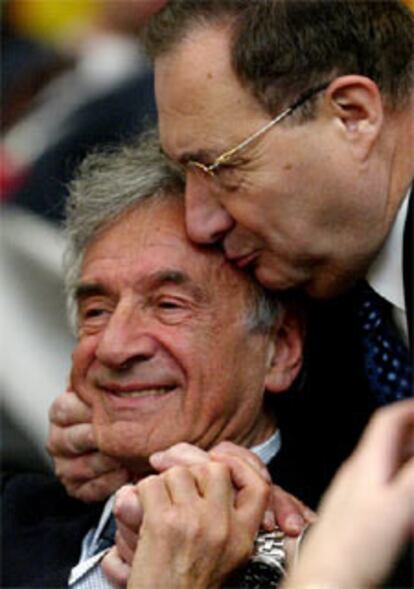 Elie Wiesel recibe el saludo de un participante en la reunión de Berlín.