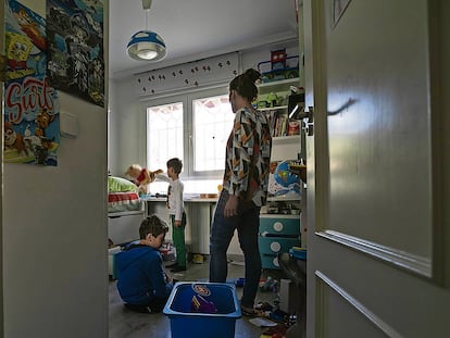 25/03/2020. Una mujer con sus dos hijos, confinados en una vivienda de Madrid, durante la crisis del Coronavirus..