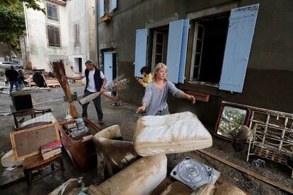 Vecinos sacan los muebles de sus viviendas inundadas en Villegailhenc (Francia).