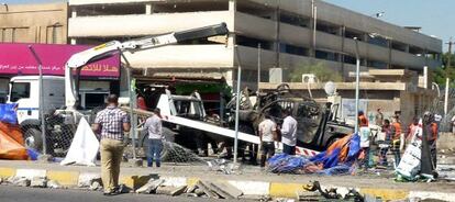 Uno de los coches bomba es retirado del lugar del ataque. 