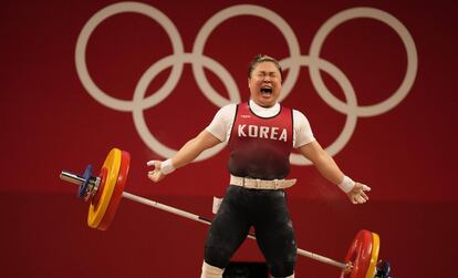 Kim Su-hyeon, de Corea del Sur, deja caer la barra durante el levantamiento de pesas femenino de 76 kg.