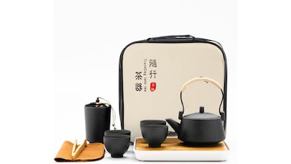 Este juego de té de viaje está fabricado en cerámica china.