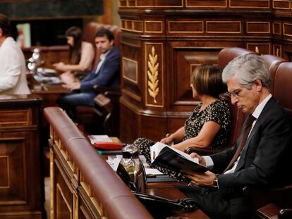 El secretario cuarto de la Mesa, el popular Adolfo Suárez Illana, lee un libro durante la intervención de la portavoz de EH Bildu.