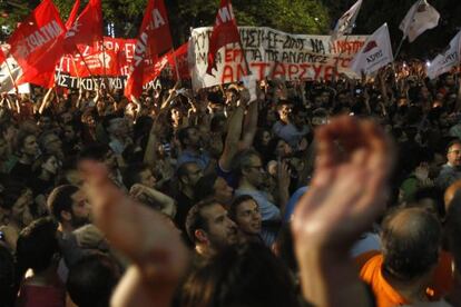 Empleados de la radiotelevisi&oacute;n p&uacute;blica griega (ERT) se concentran en la sede de la entidad en Agia Paraskevi en Atenas.