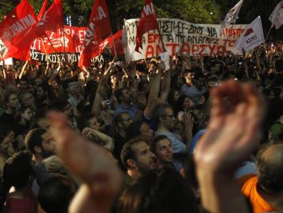 Empleados de la radiotelevisi&oacute;n p&uacute;blica griega (ERT) se concentran en la sede de la entidad en Agia Paraskevi en Atenas.