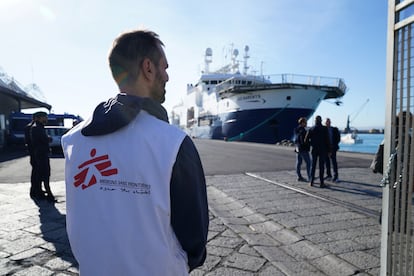 Maurizio Debanne, jefe de la oficina de prensa de Médicos Sin Fronteras, junto al barco de rescate 'Geo Barents', en el puerto de Catania. El Gobierno italiano de la ultraderechista Giorgia Meloni mantiene el pulso con las ONG que socorren personas en el Mediterráneo, al efectuar en las últimas horas un segundo desembarco selectivo, el de la nave de Médicos Sin Fronteras (MSF), mientras que SOS Humanity recurrirá este lunes ante la justicia el decreto que solo permite que abandonen las naves los más vulnerables. 
