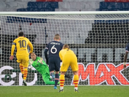 Messi dispara ante Navas, en el penalti que despejó el guardameta del PSG y después se fue al larguero.