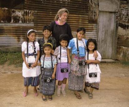 La fotógrafa estadounidense Nancy McGirr rodeada de un grupo de niños guatemaltecos del proyecto Fotokids.