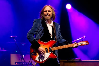 Tom Petty and The Heartbreakers –un nombre que surgió medio en broma en una sesión de grabación- nacieron con esa urgencia existencial en sus canciones, como instigando a esas ilusiones de vivir intensamente el presente. En la imagen, Tom Petty durante un concierto el 22 de junio de 2012 en el Festival de la Isla de Wight en Reino Unido.