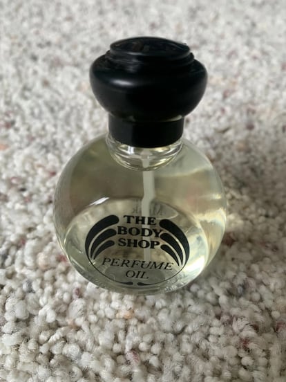 Un frasco antiguo de White Musk en formato aceite, actualmente a la venta en eBay por 300 dólares.