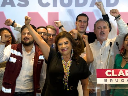 Clara Brugada junto a candidatos a diputaciones y alcaldías que también ganaron su elección, este 3 de junio en Ciudad de México.