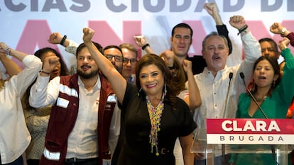 Clara Brugada, acompañada de candidatos a diputados y alcaldes ganadores de la elección, en conferencia de prensa tras resultar electa como Jefa de Gobierno de la Ciudad de México