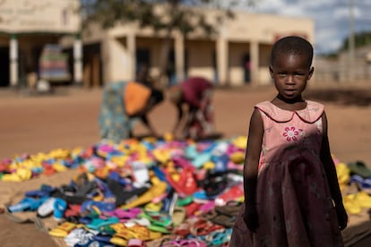 En las clases suele haber el mismo número de niños que de niñas, pero el absentismo escolar es más elevado en las chicas, según datos de la oficina de Unicef en Ruanda. Los chicos son más numerosos que las chicas en las escuelas primarias de 26 de los 30 distritos de Ruanda. Y conforme la educación avanza, esta diferencia entre sexos se hace más notable. En la imagen, una niña en la avenida central de la pequeña localidad de Juru, en el distrito de Bugesera.