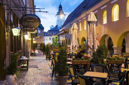 Terrazas cerca de Priata Sfatului, la plaza principal de Brasov (Rumanía).