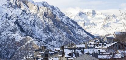 Tejados del pueblo de Cerler (Huesca), en el Pirineo aragonés.