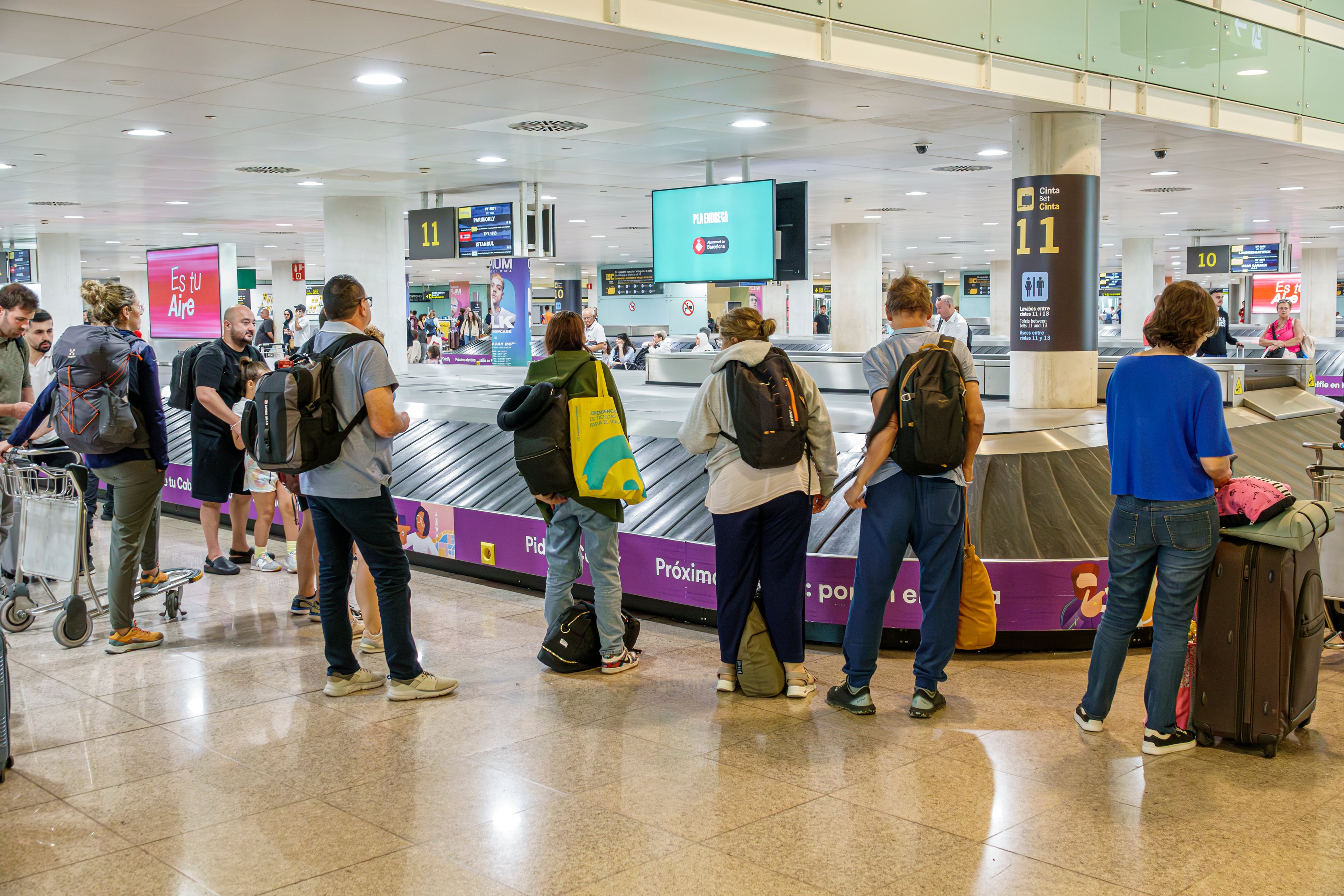 Viajeros en el aeropuerto Josep Tarradellas Barcelona-El Prat.