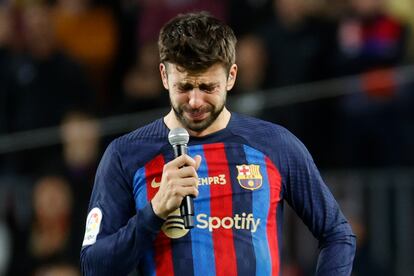 Las lágrimas de Gerard Piqué, micrófono en mano. El central no ha podido contener la emoción tras una noche muy especial.
