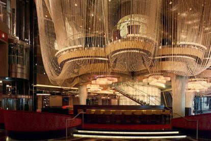 The Chandelier (la lámpara de araña), bar de cócteles del hotel The Cosmopolitan, en Las Vegas, diseñado por David Rockwell.