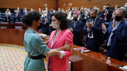 Rocío Monasterio (izquierda) felicita a Isabel Díaz Ayuso tras ser investida presidenta de la Comunidad de Madrid, el 18 de junio.