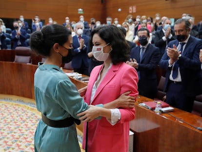 Rocío Monasterio (izquierda) felicita a Isabel Díaz Ayuso tras ser investida presidenta de la Comunidad de Madrid, el 18 de junio.