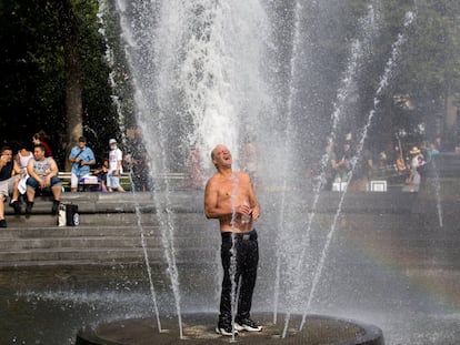 Un hombre se refresca en una fuente durante un día de calor, en julio de 2021 en Nueva York.