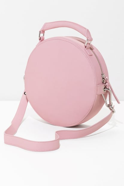 Bolso circular de & Other Stories (110 euros).