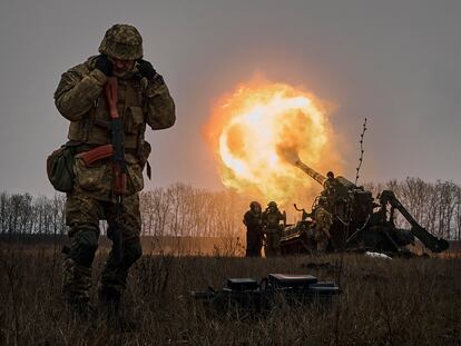 Soldados ucranios disparan un sistema de artillería contra posiciones rusas cerca de Bajmut (Donetsk) el viernes.