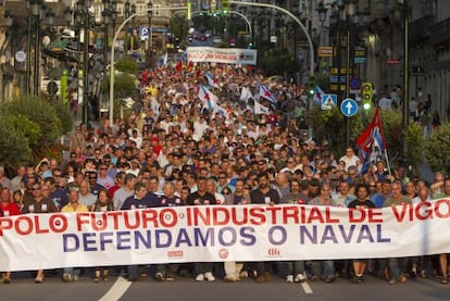 Cientos de personas se manifiestan en Vigo contra la decisión de Bruselas de pedir la devolución de incentivos fiscales en el sector naval.