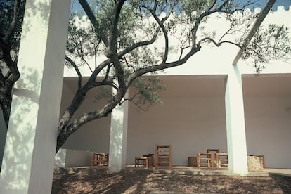 El porche de la casa, con taburetes, el asiento predominante en el mobiliario vernáculo de la zona y que Rudofsky eligió para su vivienda.