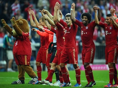 Javi Martínez y los jugadores del Bayern celebran la victoria por 6-1 ante el Stuttgart.  