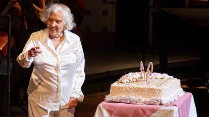 Elena Poniatowska, durante el homenaje realizado en el Palacio de Bellas Artes por la celebración de sus 90 años, en Ciudad de México.