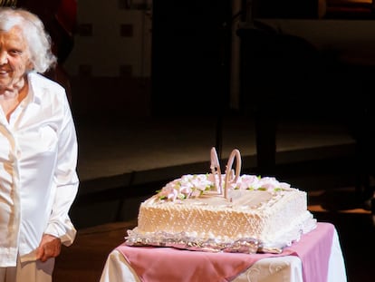 Elena Poniatowska, durante el homenaje realizado en el Palacio de Bellas Artes por la celebración de sus 90 años, en Ciudad de México.