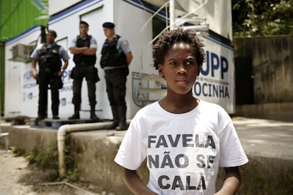 Joao, sobrino de Amarildo de Souza, con una camiseta en la que se lee “La favela no se calla” junto a la Unidad de Policía Pacificadora donde supuestamente torturaron y asesinaron a su tío.