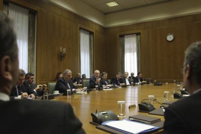 El primer ministro griego, Yorgos Papandreu, en el centro, preside la reunión del Gabinete ayer en Atenas.