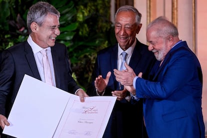 Marcelo Rebelo de Sousa y Lula da Silva aplauden a Chico Buarque, tras recibir este lunes el diploma del Premio Camoes, en el palacio de Queluz, en Sintra.