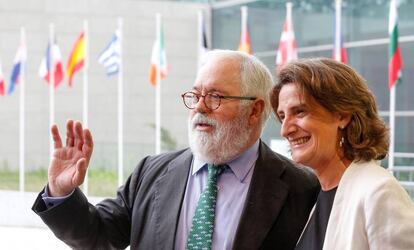 El comisario del Clima, Miuel Arias Cañete, con la ministra de Transición Ecológica, teresa Ribera, en Luixemburgo.