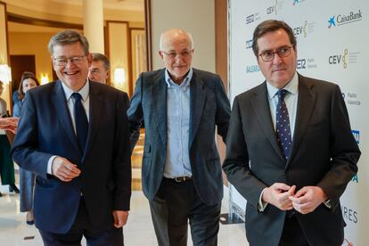 De izquierda a derecha, el presidente valenciano, Ximo Puig, el presidente de Mercadona, Juan Roig, y el presidente de la CEOE, Antonio Garamendi, antes de comenzar el acto en el hotel Westin de Valencia.