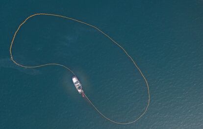 Vista áerea realizada con un dron de un barco pesquero faenando en aguas del Bósforo, en Estambul (Turquía).