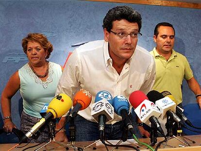 María Victoria Fraile, Carlos Tarno y Juan Bueno, en su comparecencia de ayer en Sevilla.