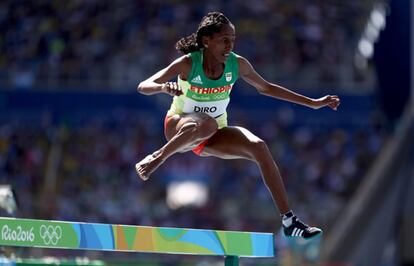 A atleta Etenesh Diro enfrentou todas as adversidades e as assumiu como potenciais vantagens. A etíope estava correndo os 3.000m com obstáculos quando perdeu seu tênis direito depois de uma queda. Em um primeiro momento, pensou que o melhor seria voltar a calçá-la, mas segundos depois percebeu a perda de tempo que significaria desfazer e refazer o laço. Apesar do desafio de continuar competindo com um pé descalço, Diro seguiu em frente na prova que poderia aproximá-la da corrida final e, nas três últimas voltas, conseguiu ultrapassar algumas competidoras. No entanto, não pôde alcançar as primeiras colocações e chegou na sétima posição. Mas, desde o momento fatídico, a atleta recebeu o apoio do público, que a animava sem parar enquanto ela corria, e das demais companheiras, que se solidarizaram com ela assim que acabou a corrida.