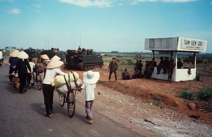 Grupos de civiles huyen en Vietnam del Sur tras la toma de Saigón por el ejército comunista, en abril de 1975.