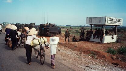 Grupos de civiles huyen en Vietnam del Sur tras la toma de Saigón por el ejército comunista, en abril de 1975.
