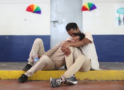 Dos reclusos de la comunidad LGTB+, en el Centro Preventivo Varonil de Oriente de la Ciudad de México, este junio. 