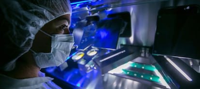 Un técnico inspecciona una cadena de producción de medicamentos en la fábrica de Merck en Darmstadt (Alemania).