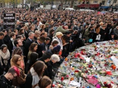 Minuto de silencio en la Plaza de la República de París.