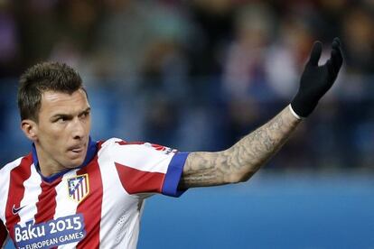 Mandzukic, durante el Atlético-Almería.