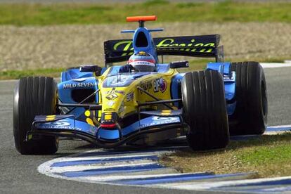 Fernando Alonso, estrenando ayer en Jerez el nuevo coche de Renault, el R26.